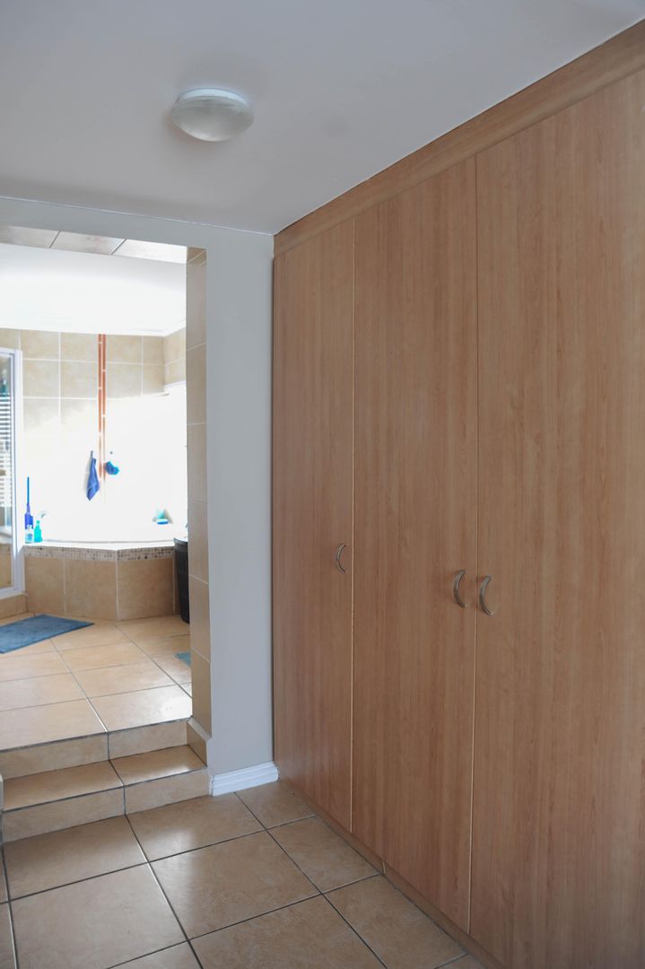 To Let 4 Bedroom Property for Rent in Calypso Beach Western Cape